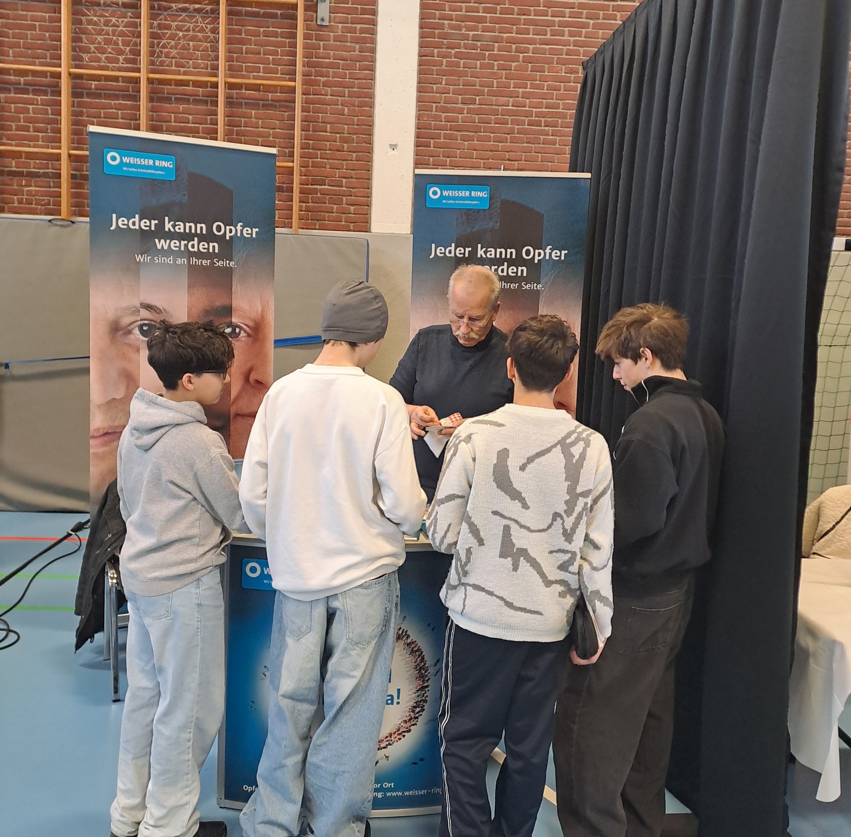 Der WR-Stand umringt von jungen Besuchern.