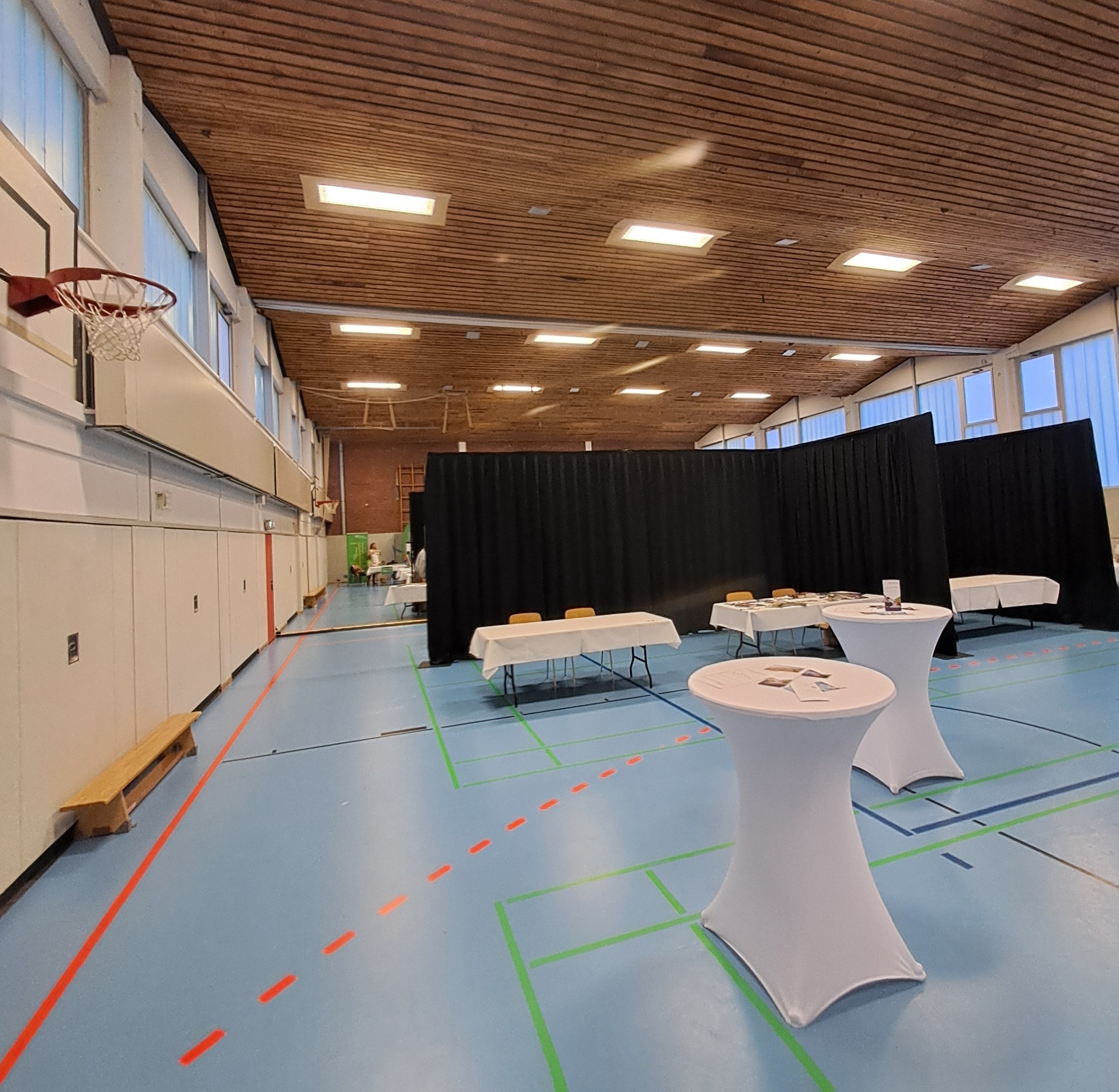 Die Veranstaltungshalle vor der Veranstaltung.