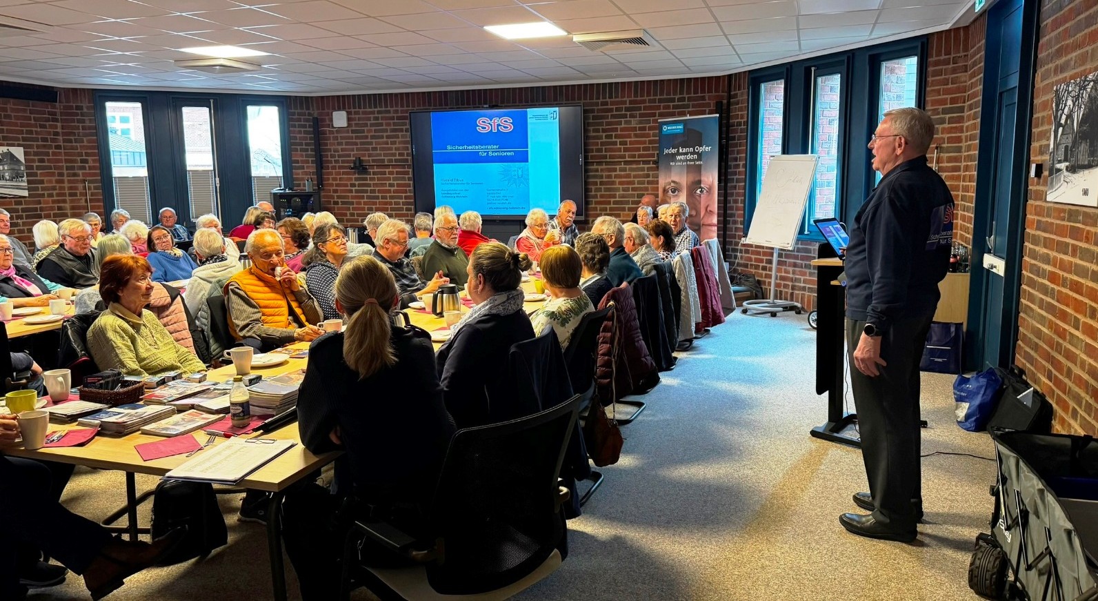 Harald Tibus informiert die Anwesenden